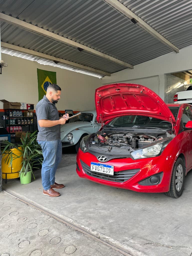 Interior da oficina NOVAMEC com carros em manutenção